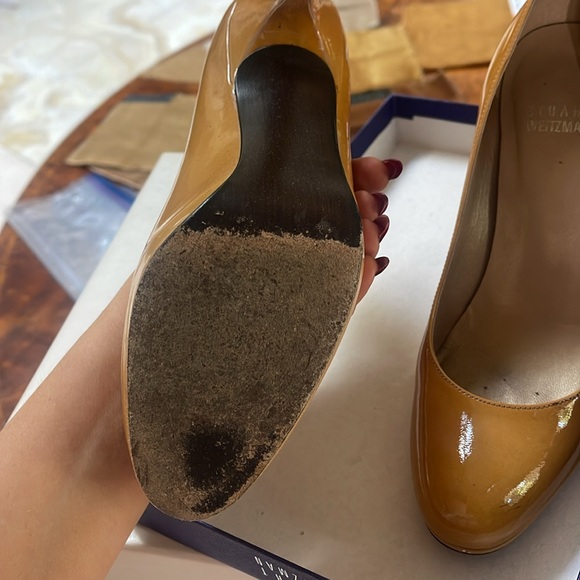 SALVATORE FERRAGAMO CREAM PUMP HEELS - Picture 3 of 4